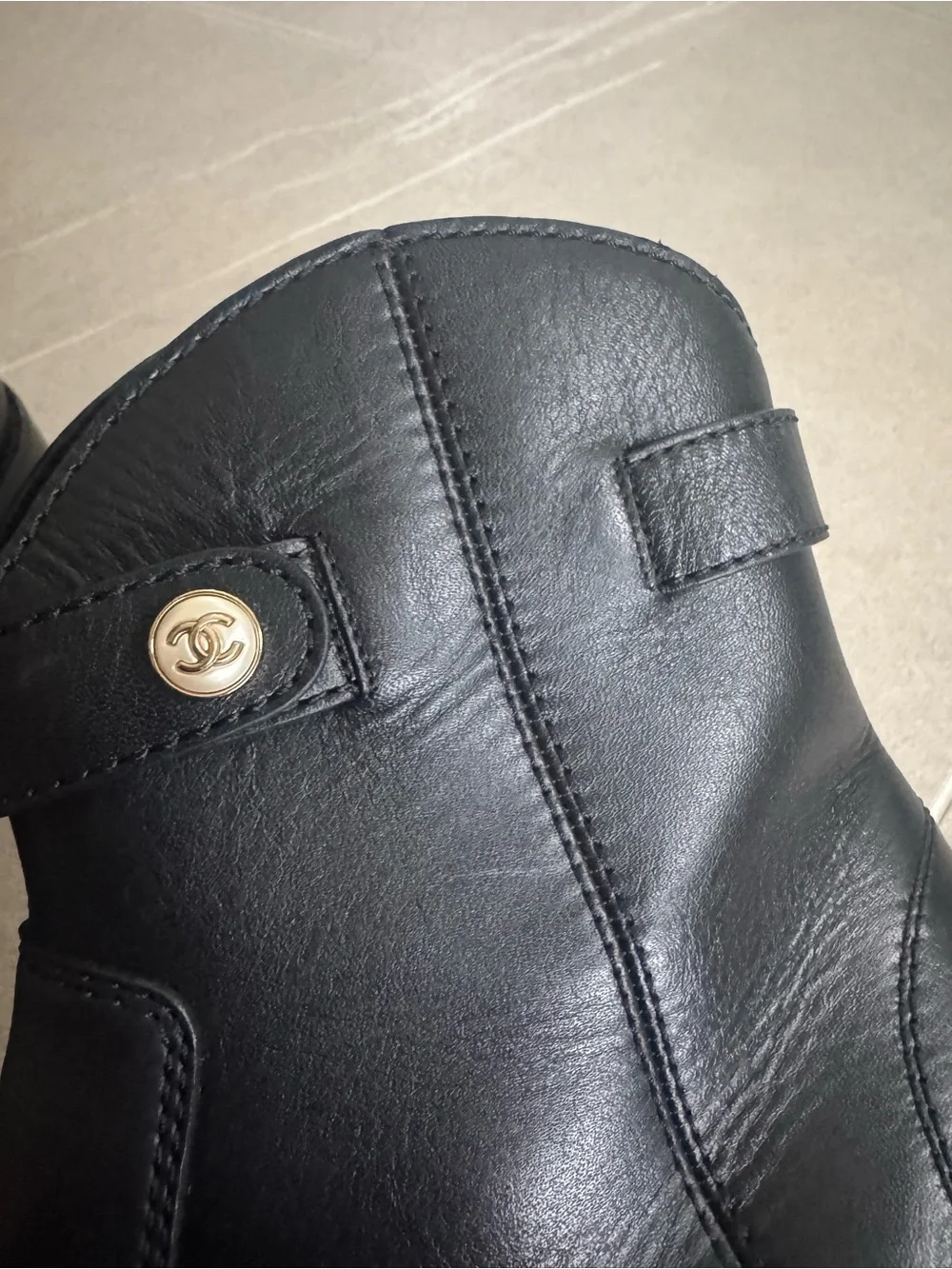 CHANEL size 42